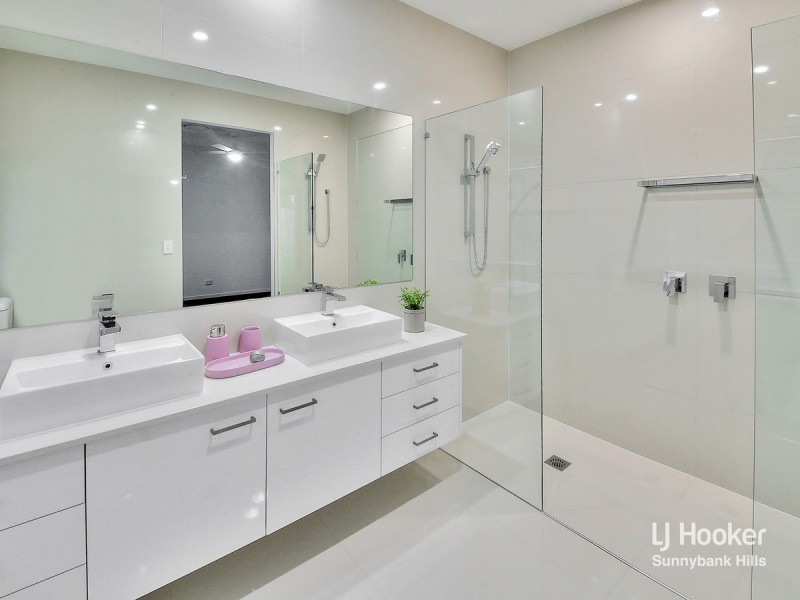 12 Nelson Place, Carindale QLD 4152