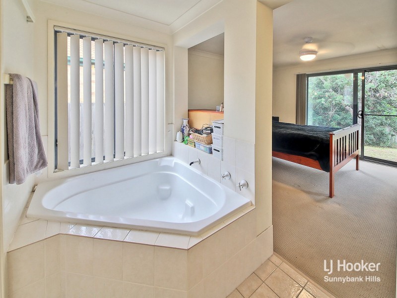 11 Pinedale Crescent, Parkinson QLD 4115