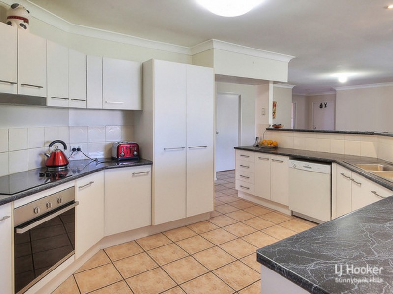8 Albert Place, Parkinson QLD 4115