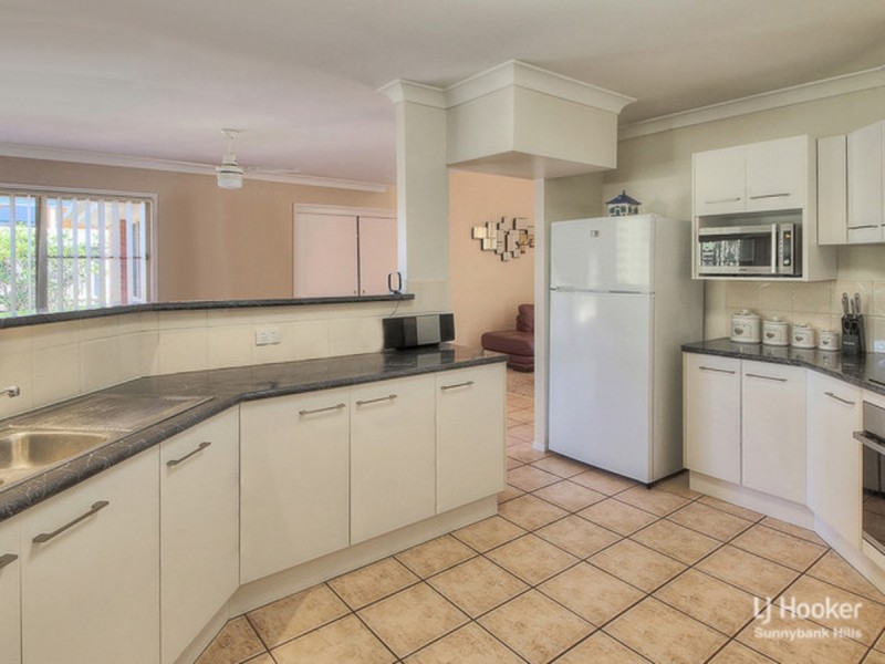8 Albert Place, Parkinson QLD 4115