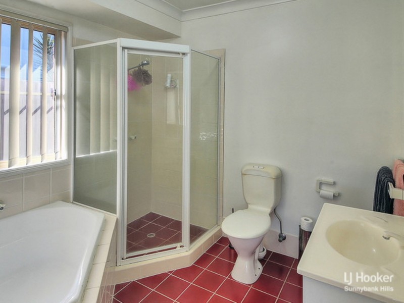 8 Albert Place, Parkinson QLD 4115