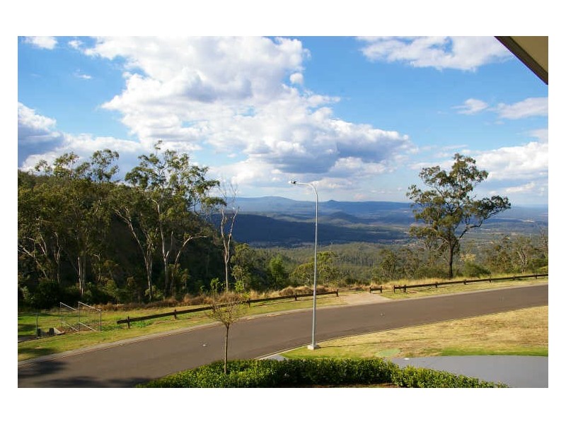 2 Mackenzie Street, Mount Lofty QLD 4350