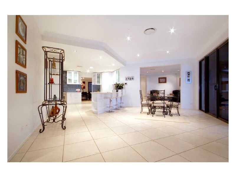 2 Mackenzie Street, Mount Lofty QLD 4350