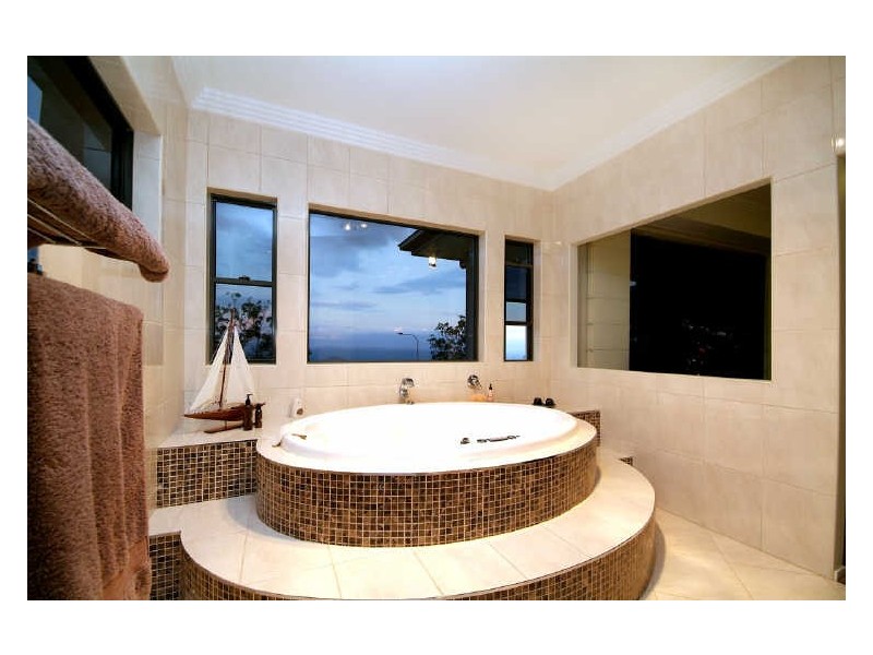 2 Mackenzie Street, Mount Lofty QLD 4350