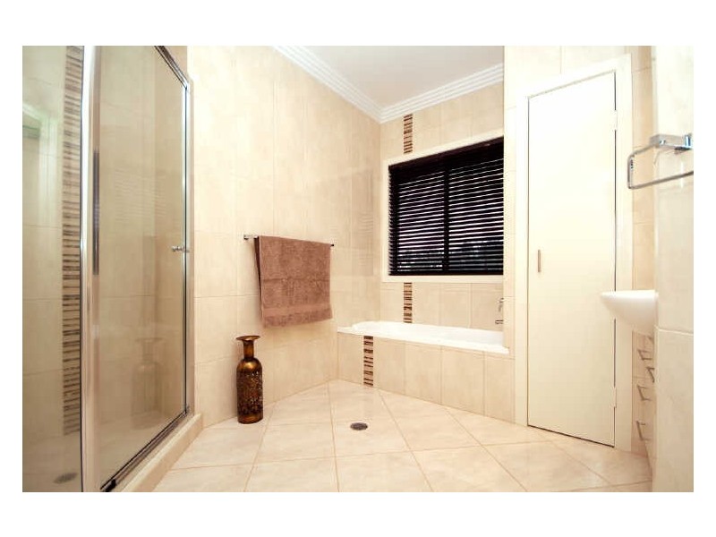 2 Mackenzie Street, Mount Lofty QLD 4350