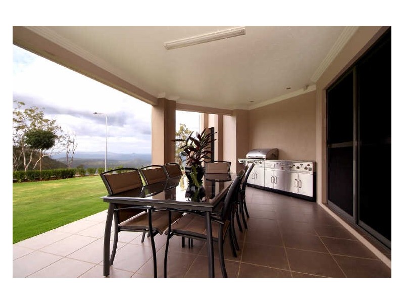 2 Mackenzie Street, Mount Lofty QLD 4350