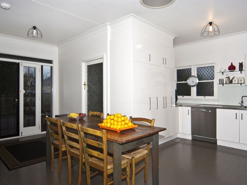 11 Henderson Street, Newtown QLD 4350