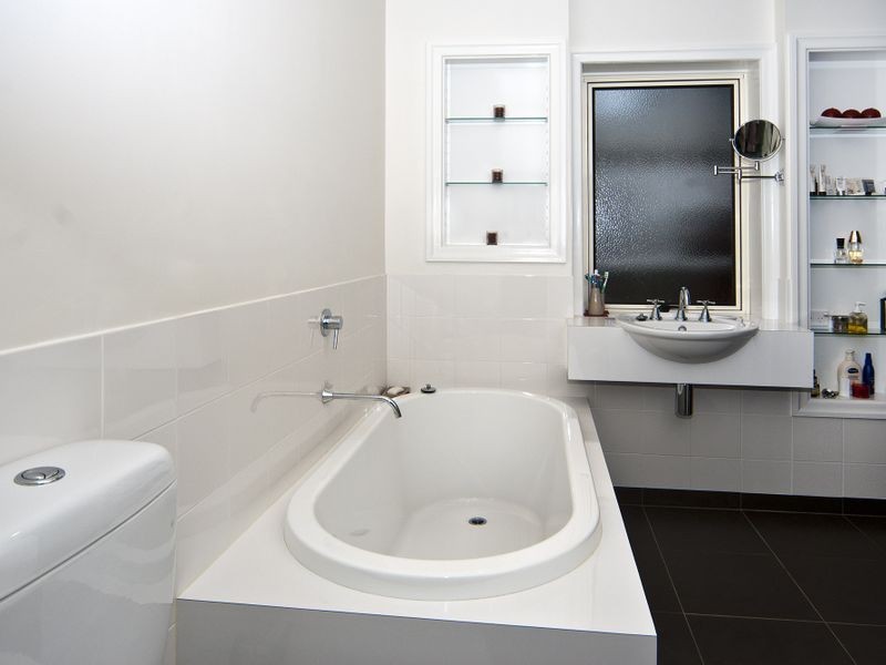 11 Henderson Street, Newtown QLD 4350