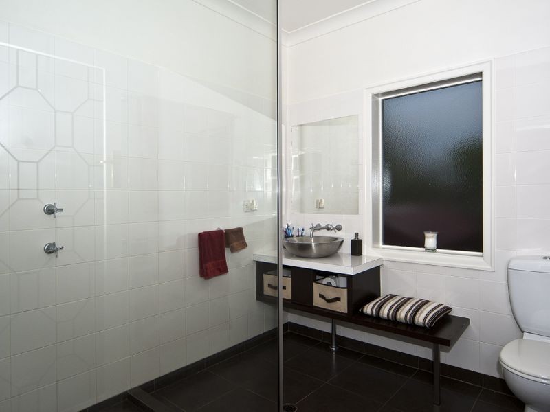 11 Henderson Street, Newtown QLD 4350