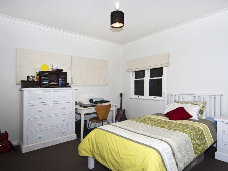 11 Henderson Street, Newtown QLD 4350