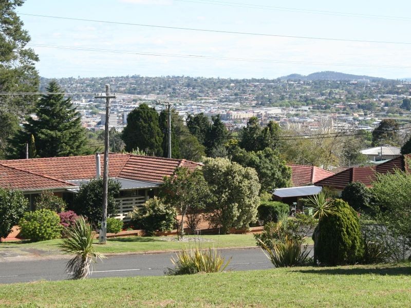21B North Street, Mount Lofty QLD 4350