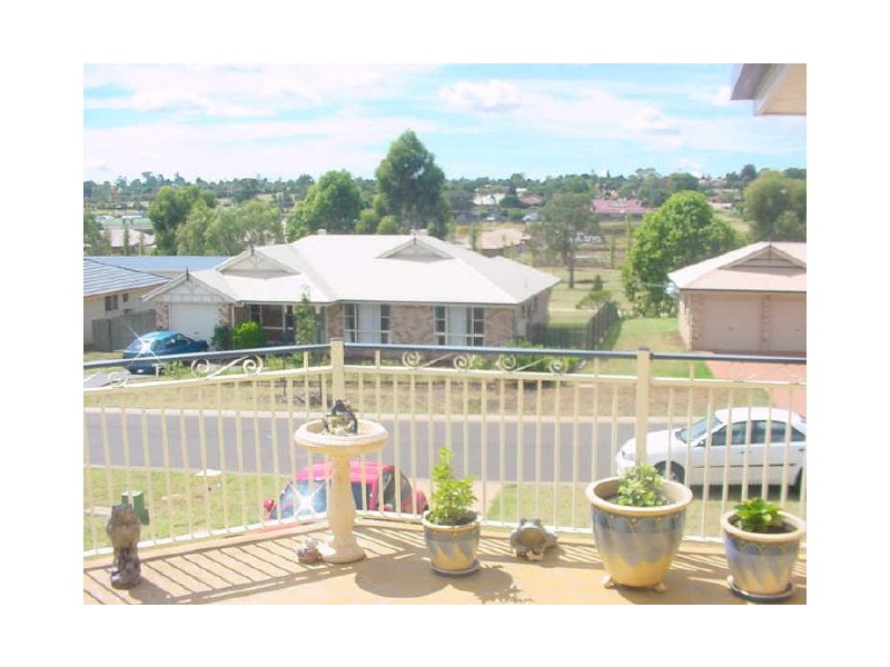 9 Hillcrest Court, Kearneys Spring QLD 4350