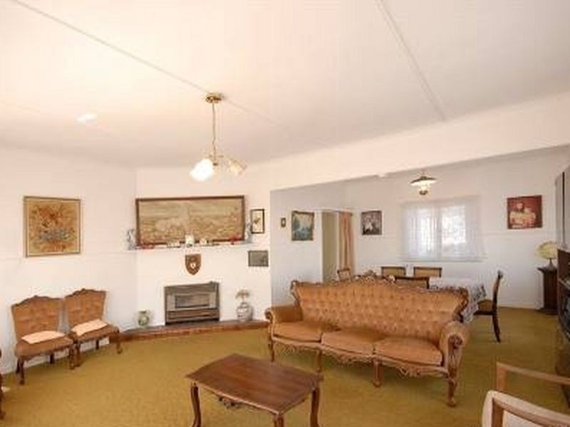 16 Ross Street, Mount Lofty QLD 4350