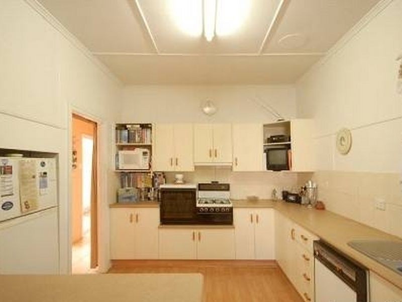 16 Ross Street, Mount Lofty QLD 4350