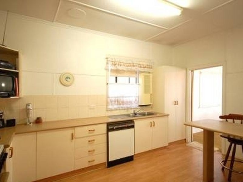 16 Ross Street, Mount Lofty QLD 4350