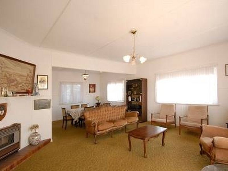 16 Ross Street, Mount Lofty QLD 4350