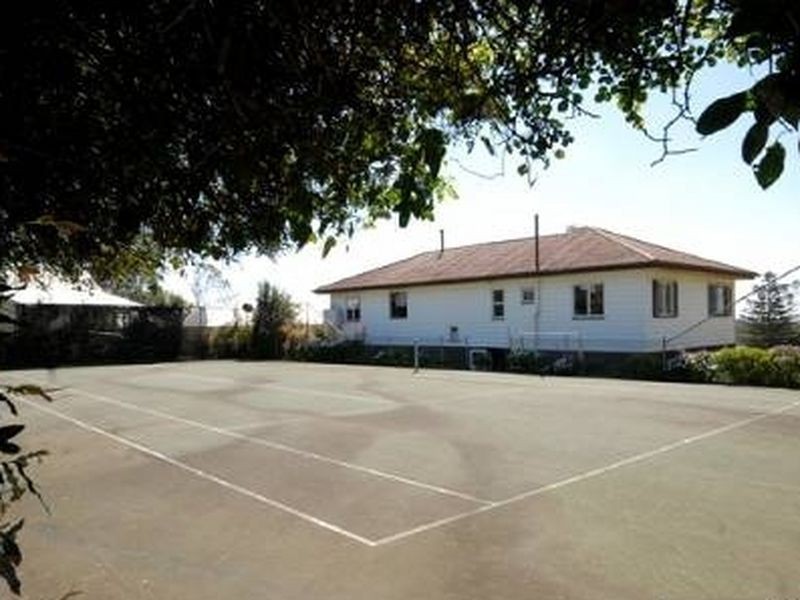 16 Ross Street, Mount Lofty QLD 4350