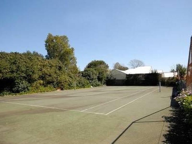 16 Ross Street, Mount Lofty QLD 4350