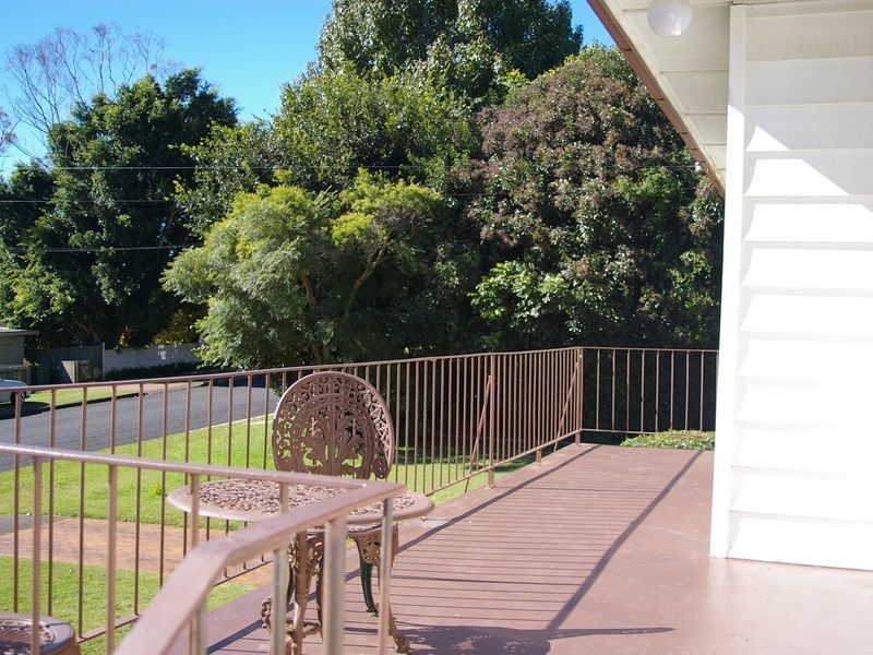 16 Ross Street, Mount Lofty QLD 4350