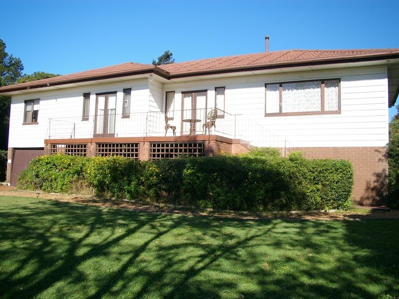 16 Ross Street, Mount Lofty QLD 4350