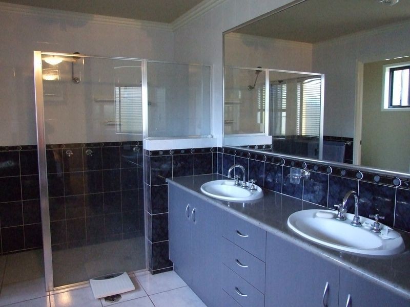 22 Scullin Street, Middle Ridge QLD 4350