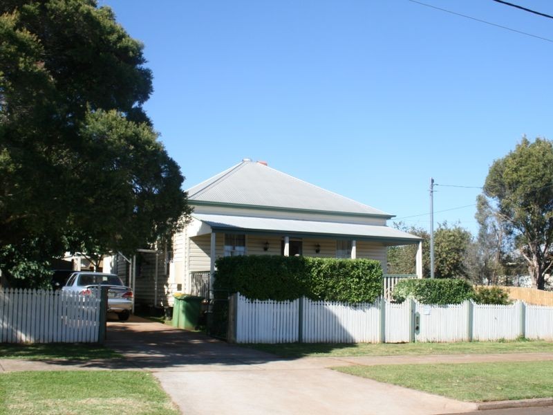 4 Kenilworth Street, North Toowoomba QLD 4350