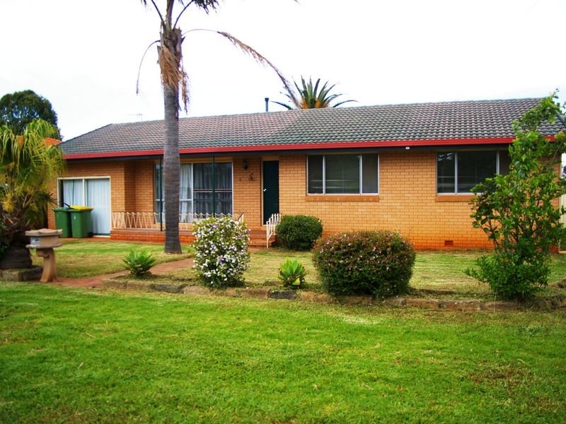 8 Lister Street, Harristown QLD 4350