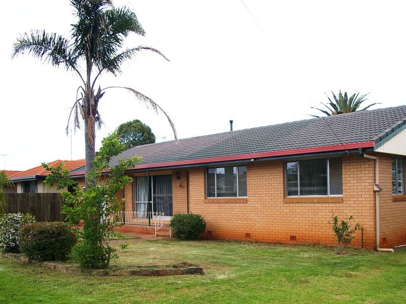 8 Lister Street, Harristown QLD 4350