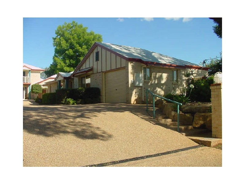 2/330 Hume Street, Centenary Heights QLD 4350