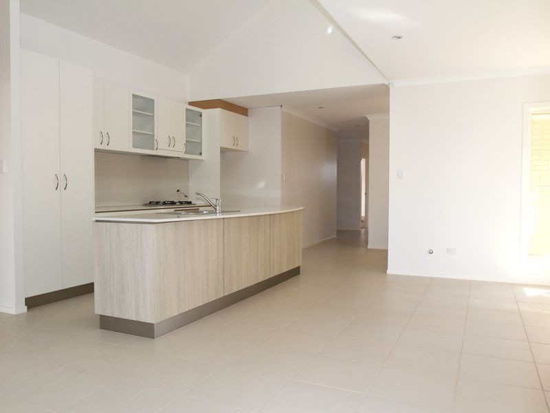 3/8 New Street, Mount Lofty QLD 4350
