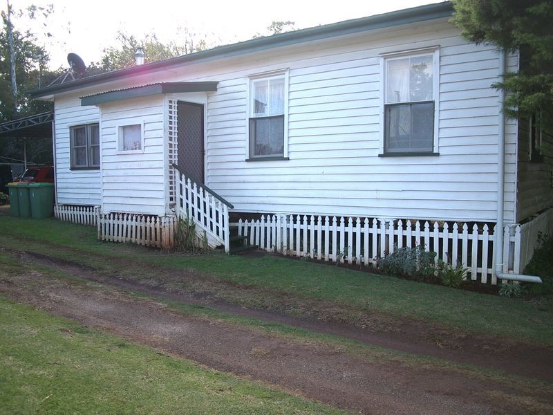 17 Esmond Street, Rockville QLD 4350