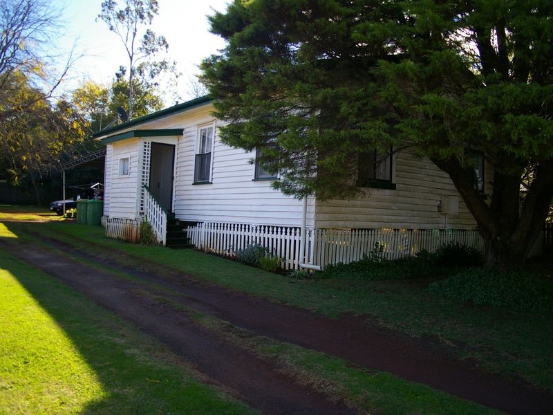 17 Esmond Street, Rockville QLD 4350