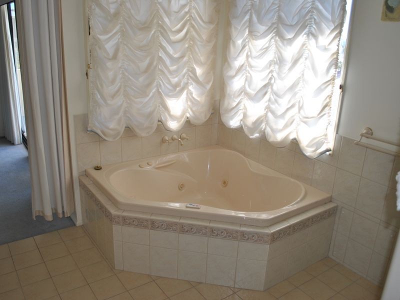 19 Gleneagles Drive, Middle Ridge QLD 4350