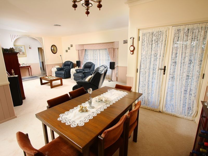 8 Dalston Court, Mount Lofty QLD 4350