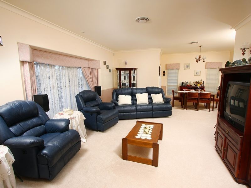 8 Dalston Court, Mount Lofty QLD 4350