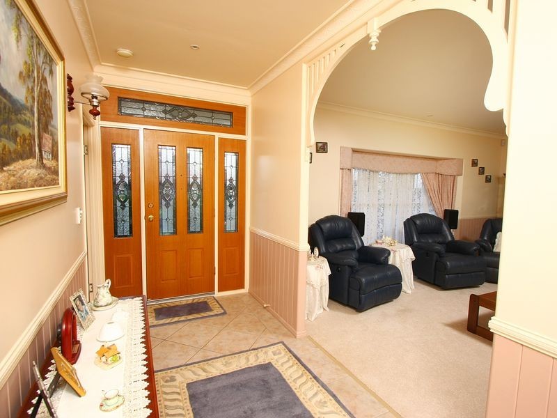 8 Dalston Court, Mount Lofty QLD 4350
