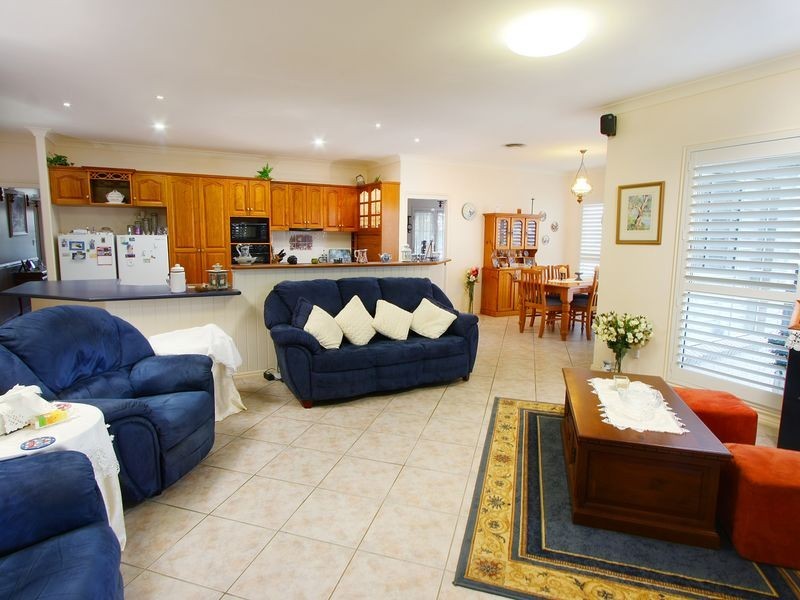 8 Dalston Court, Mount Lofty QLD 4350