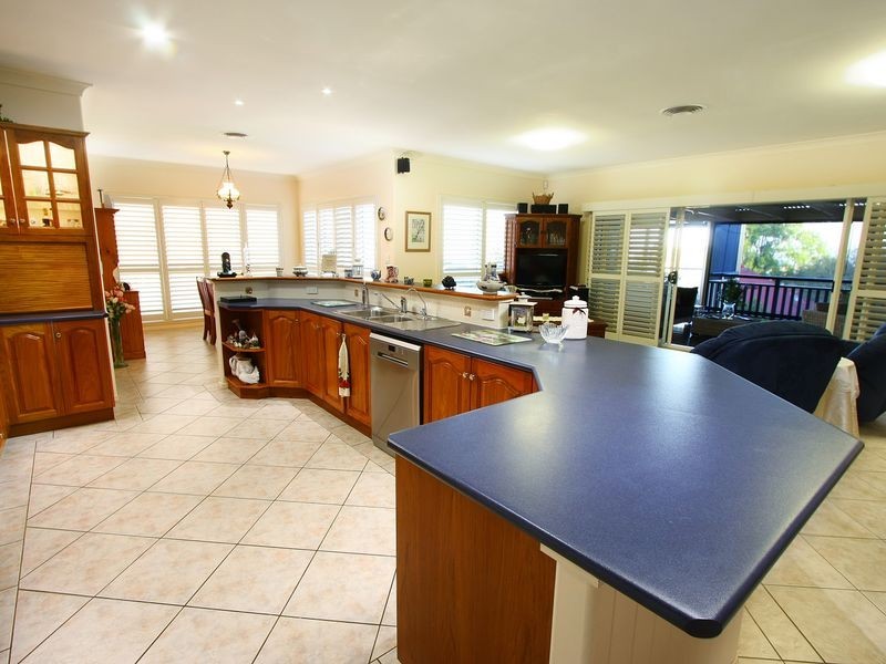 8 Dalston Court, Mount Lofty QLD 4350