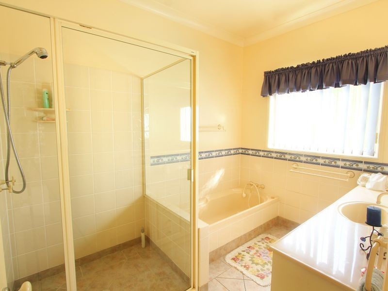 8 Dalston Court, Mount Lofty QLD 4350