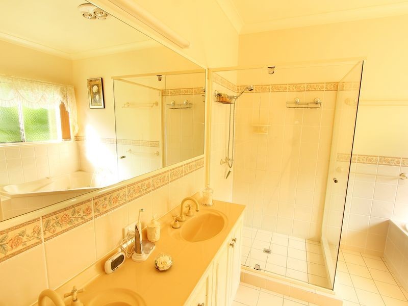 8 Dalston Court, Mount Lofty QLD 4350
