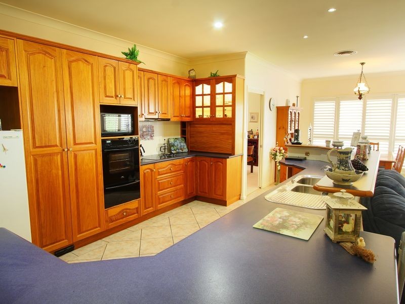 8 Dalston Court, Mount Lofty QLD 4350