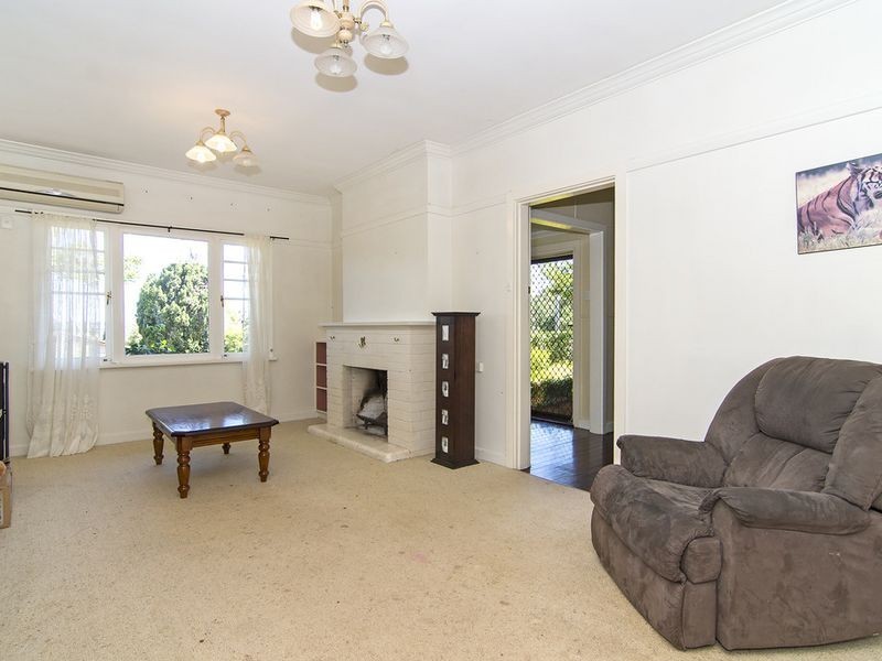 15 Barry Street, Mount Lofty QLD 4350