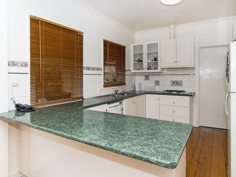 15 Barry Street, Mount Lofty QLD 4350