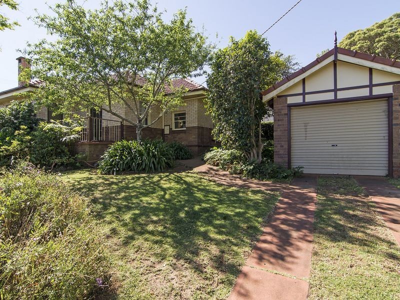 15 Barry Street, Mount Lofty QLD 4350