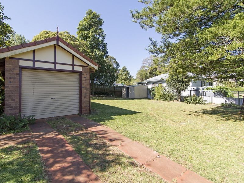 15 Barry Street, Mount Lofty QLD 4350