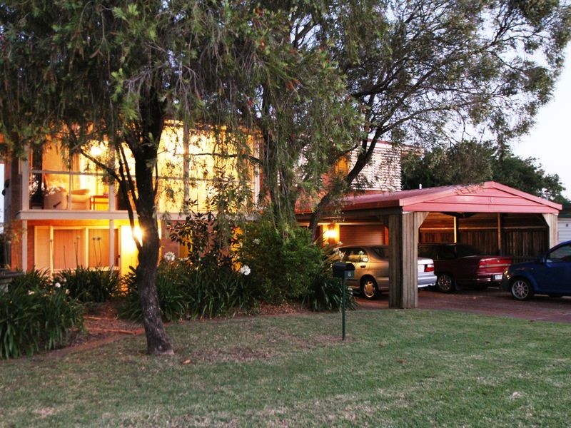 8 Mott Crescent, Rockville QLD 4350