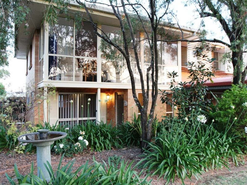 8 Mott Crescent, Rockville QLD 4350