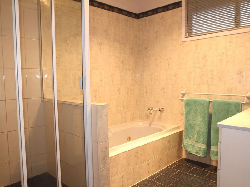 8 Mott Crescent, Rockville QLD 4350