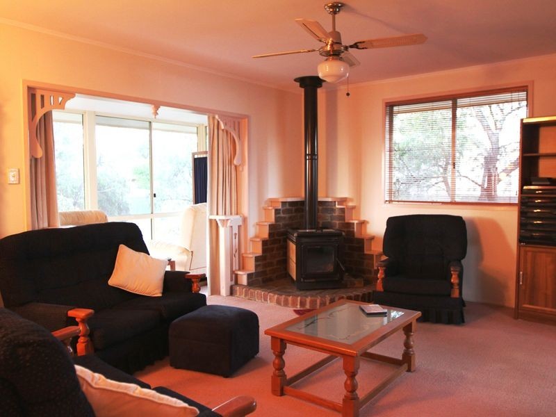 8 Mott Crescent, Rockville QLD 4350