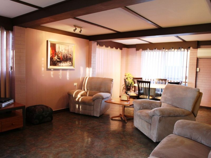 8 Mott Crescent, Rockville QLD 4350